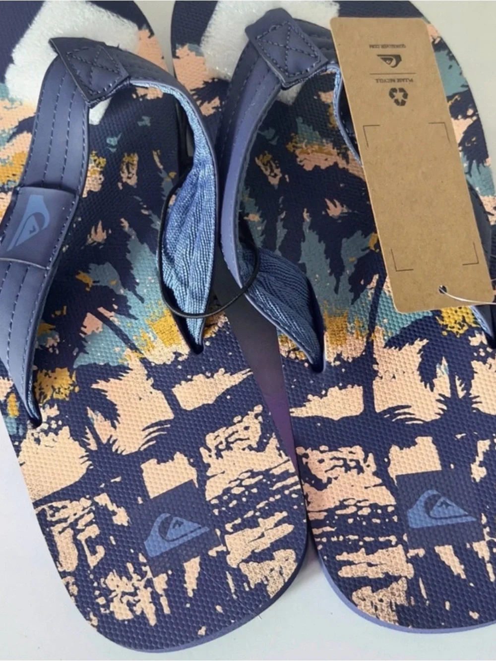 Quiksilver Foundation Men’s Size 9 Flip Flops Sandals. Navy Sunset Print. New